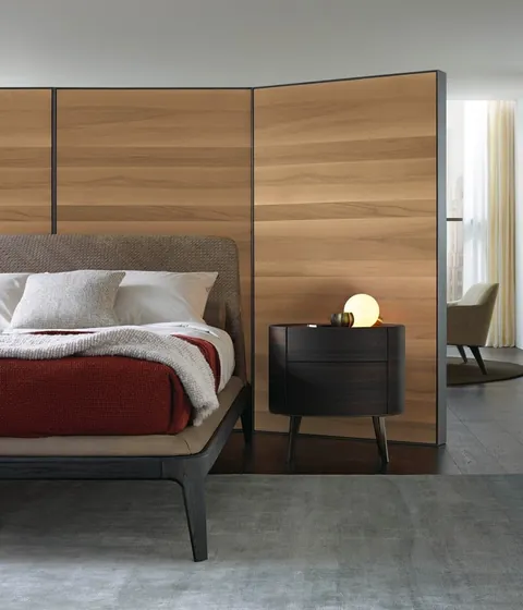 Poliform Kelly a bed on a slender wooden base, photograph 2