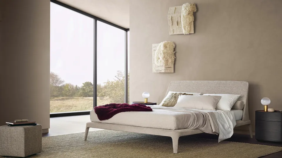 Poliform Kelly a bed on a slender wooden base, photograph 1